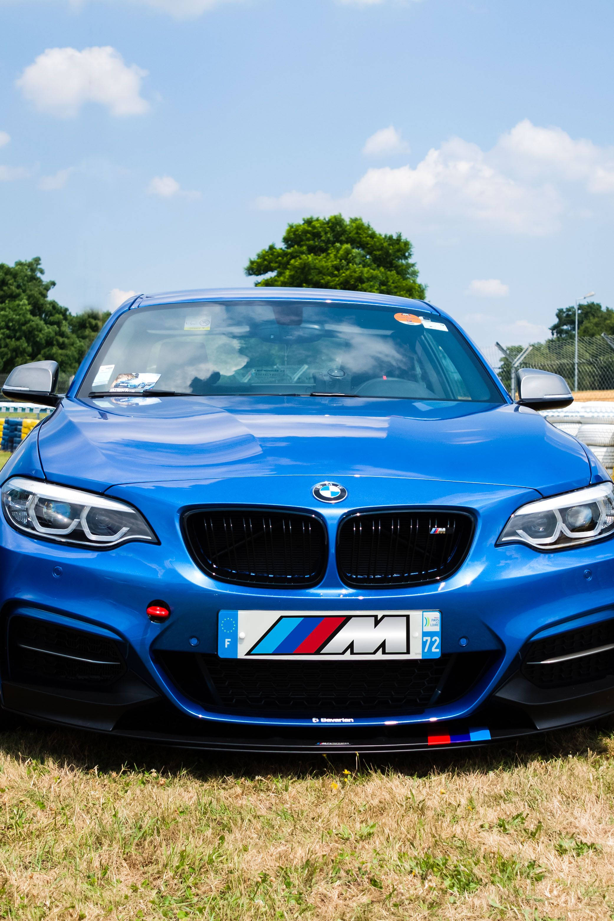 아름다운 파란색 BMW 경주 트랙에서 배경화면