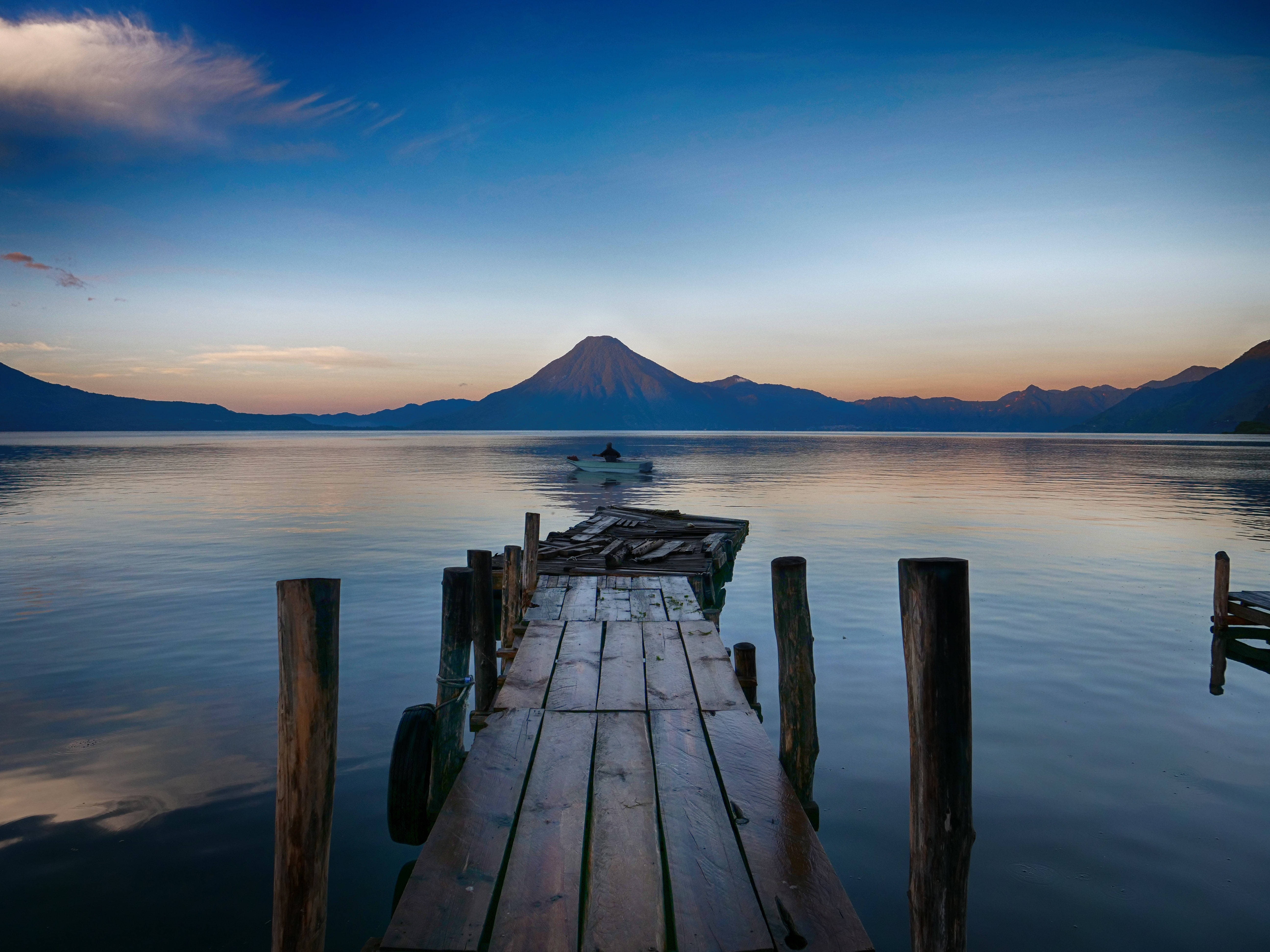 아티틀란 호수의 맑은 하늘 배경화면