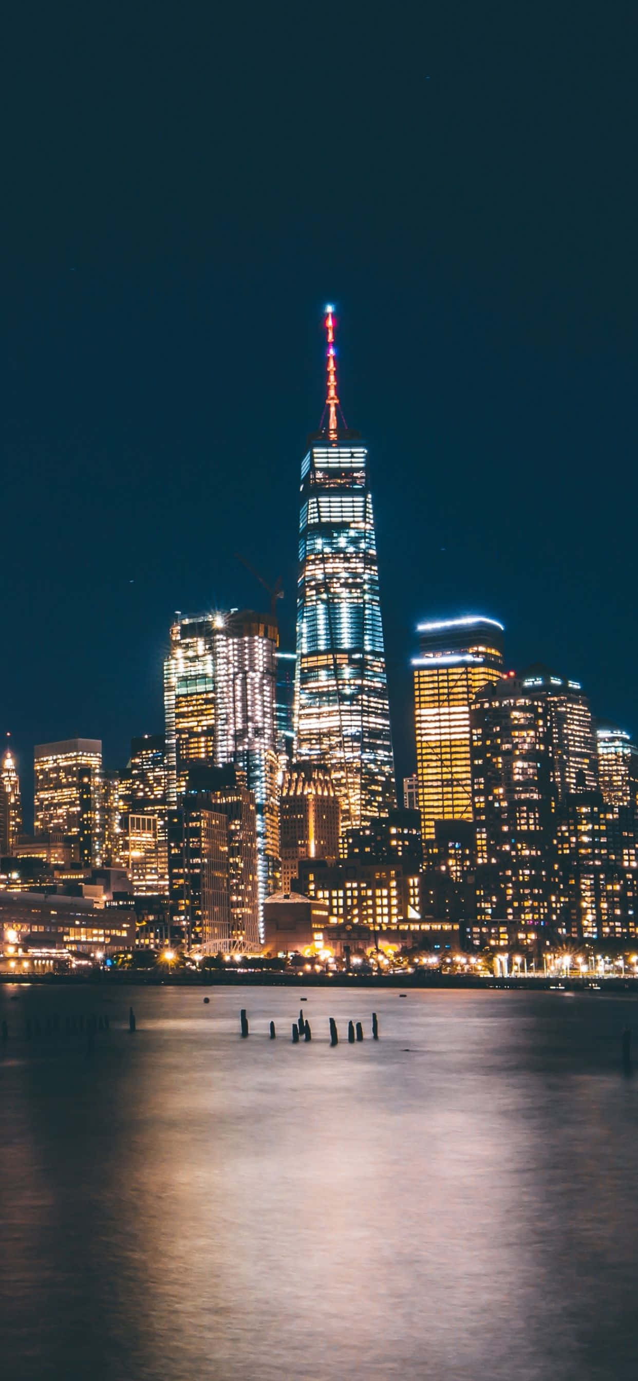 야간 조명이 빛나는 도시 풍경 배경화면