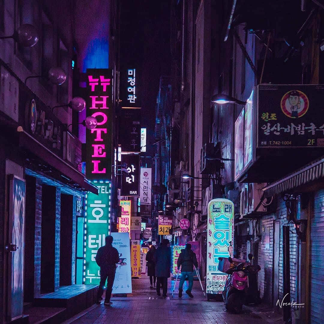 어두운 분위기의 네온 거리 사진 배경화면