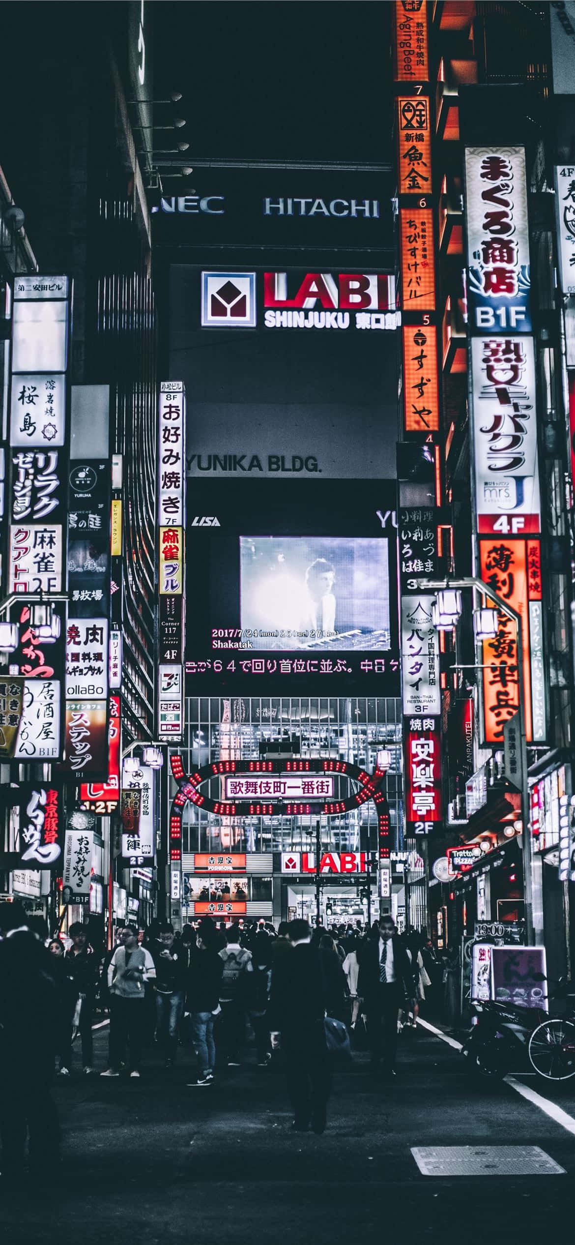 어둠의 일본 거리를 거니는 저녁 산책 배경화면