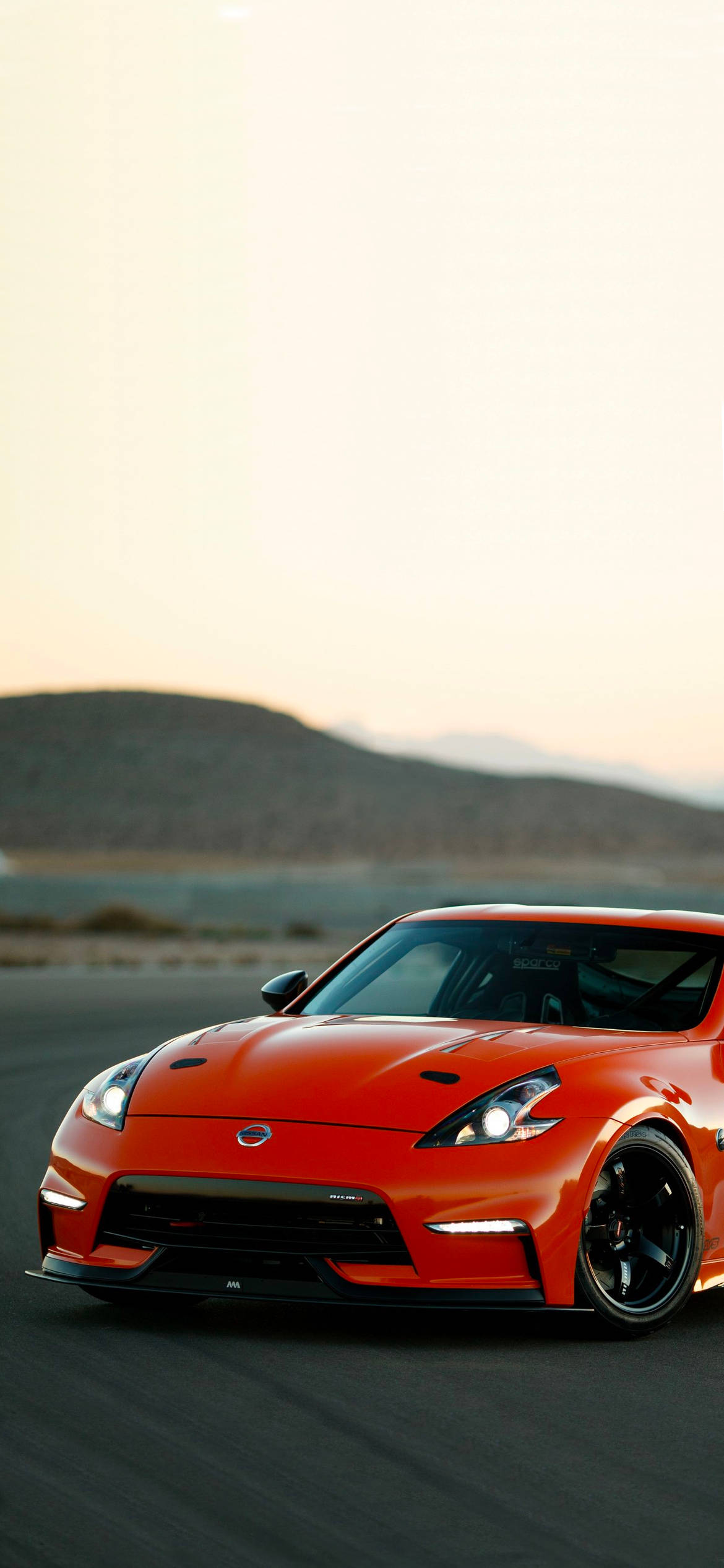 언덕이 있는 빨간색 Nissan 370Z 배경화면