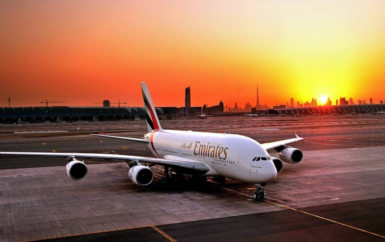 에미레이트 A380과 아름다운 일몰 배경화면