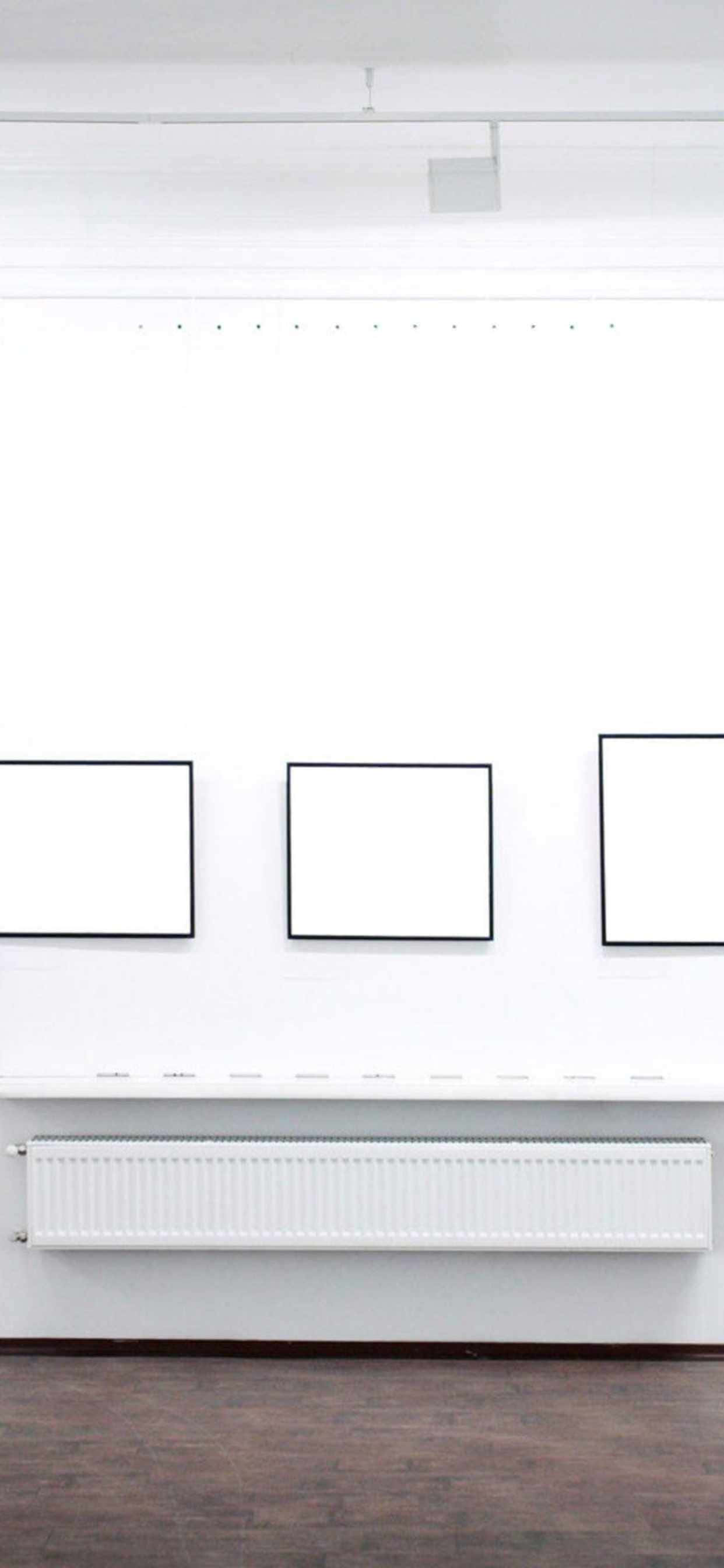 빈 액자가 여러 개 걸린 흰 방 배경화면