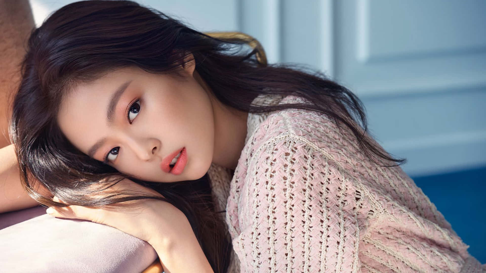 여성이 팔짱을 끼고 의자에 누워 있는 모습 배경화면