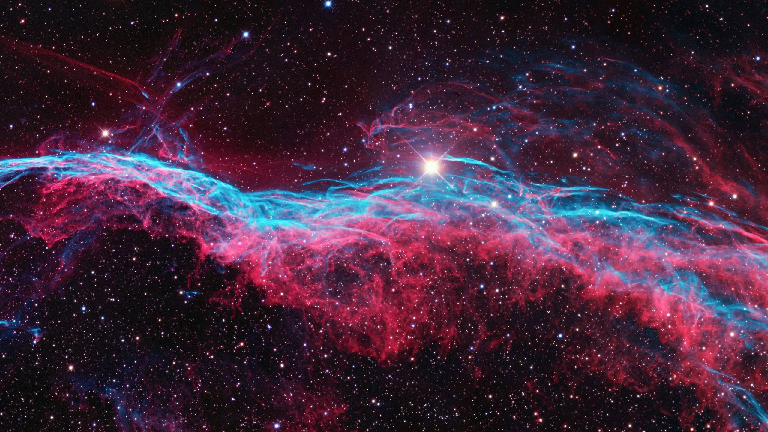 우주 속 분홍 성운 2560x1440 배경화면