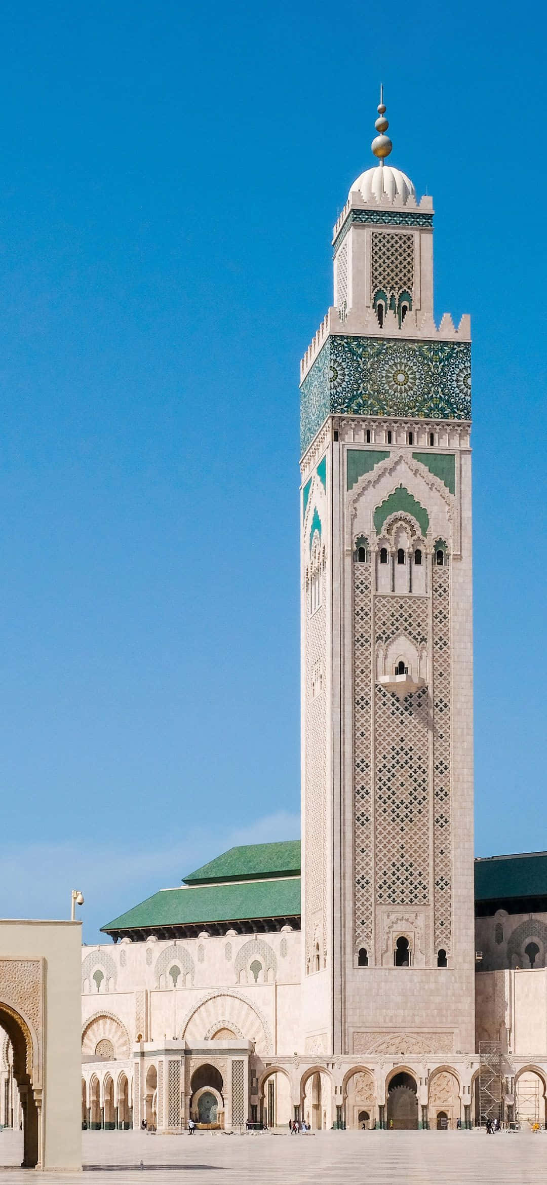 일몰 때의 매혹적인 Hassan II 모스크 전망 배경화면
