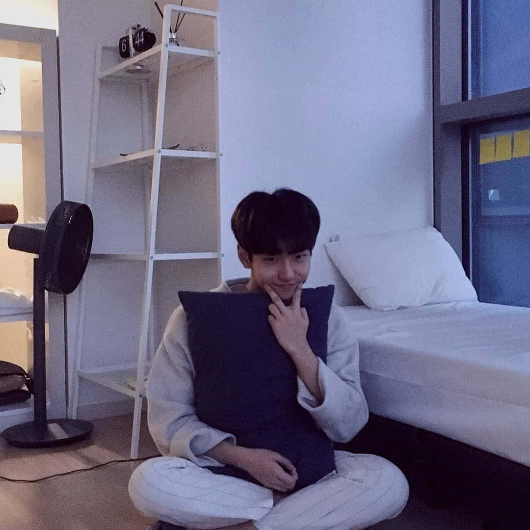 잘생긴 청년의 도시 산책 배경화면