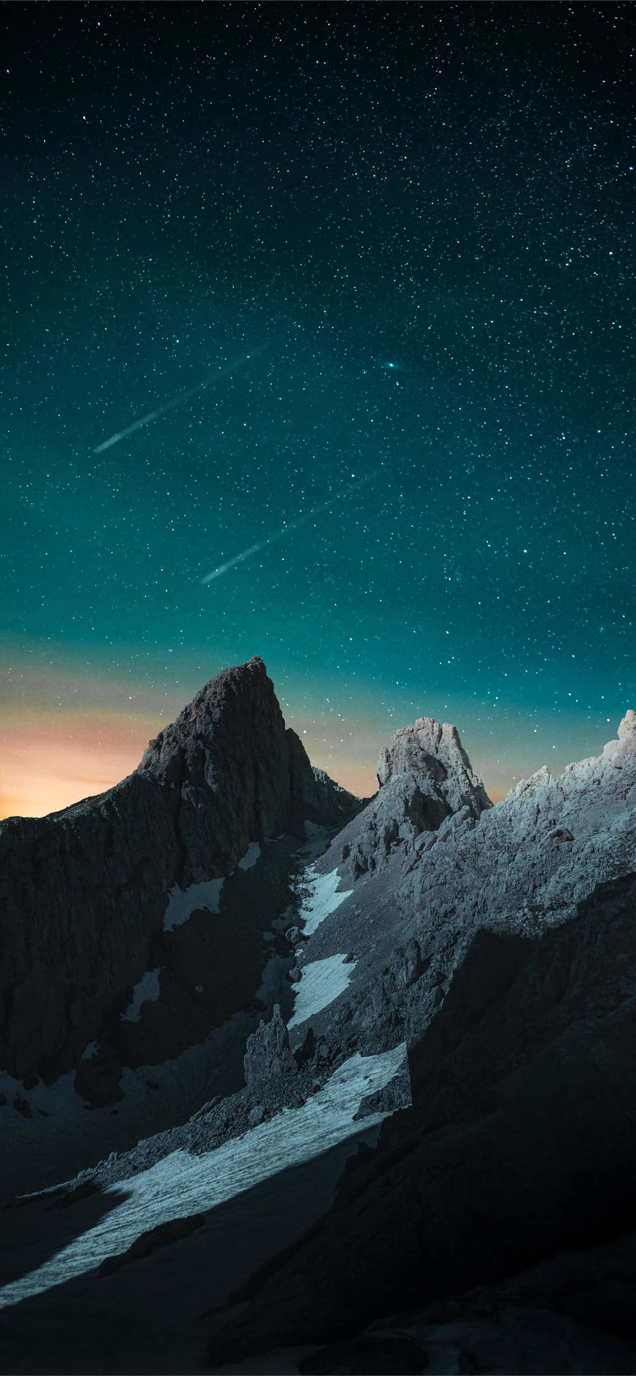저녁 하늘에 별똥별이 있는 산 배경화면