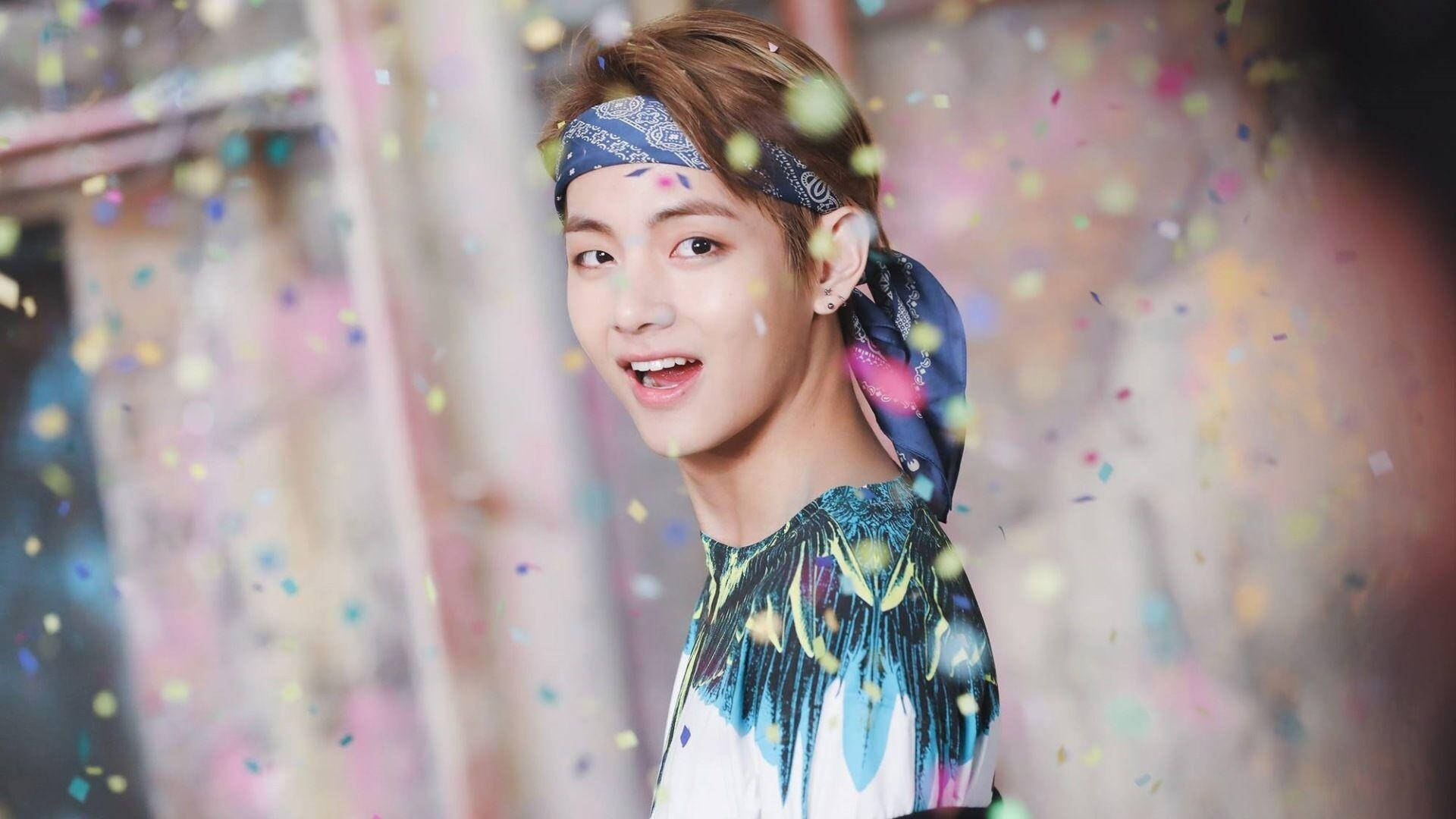 젊은 BTS 뷔 블루 반다나 배경화면