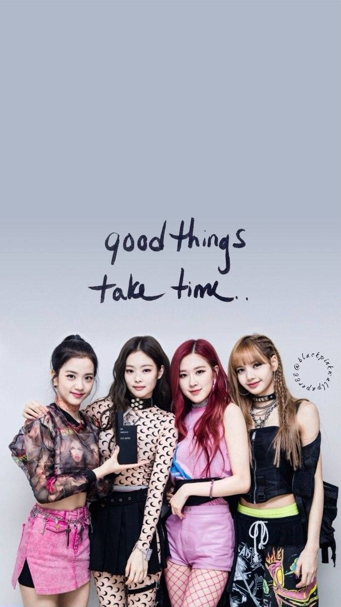 Good Things Take Time 텍스트 그래픽 배경화면 속 블랙핑크 멤버들 — 블랙핑크 배경화면