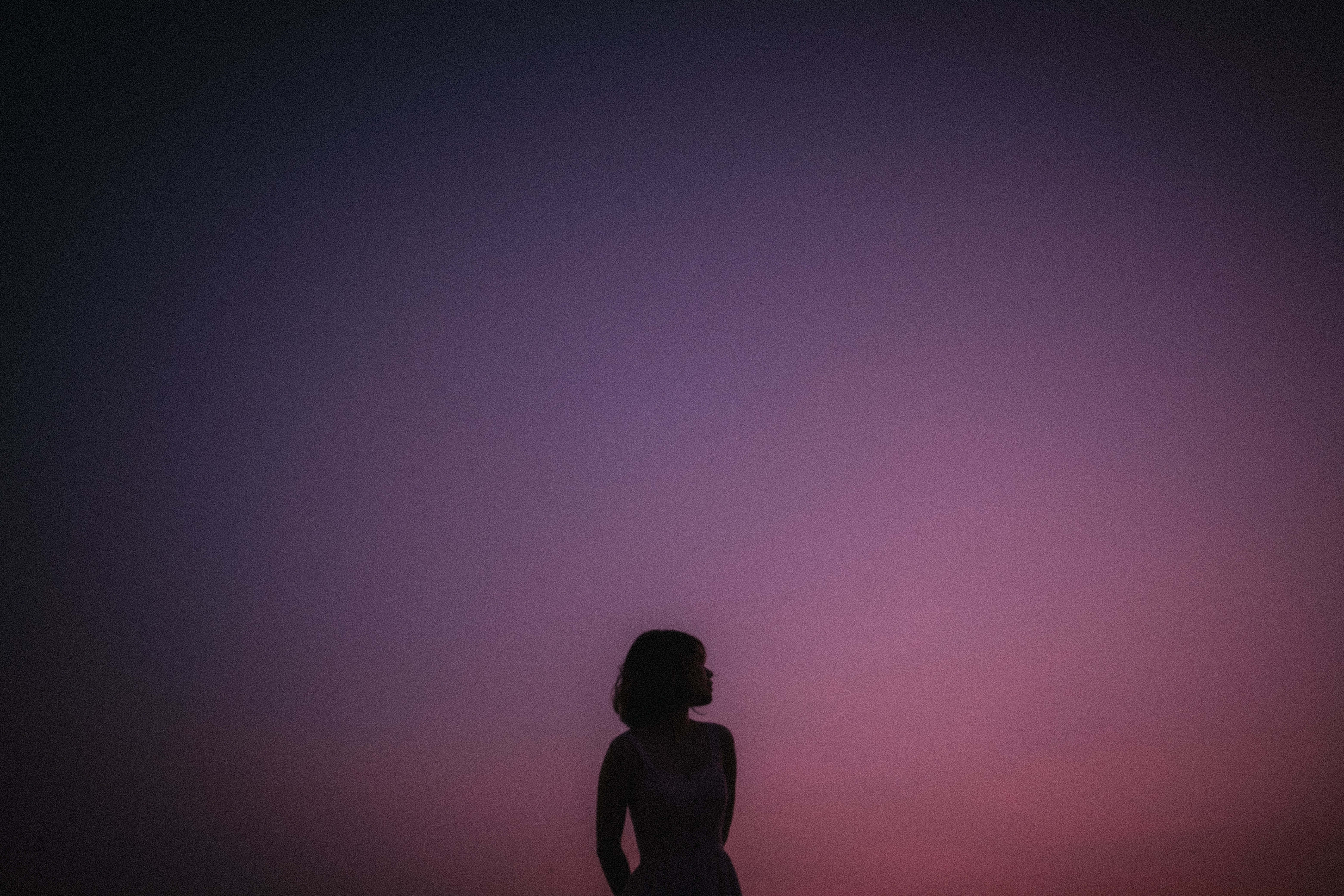 짙은 보라색 감성 사진 배경화면