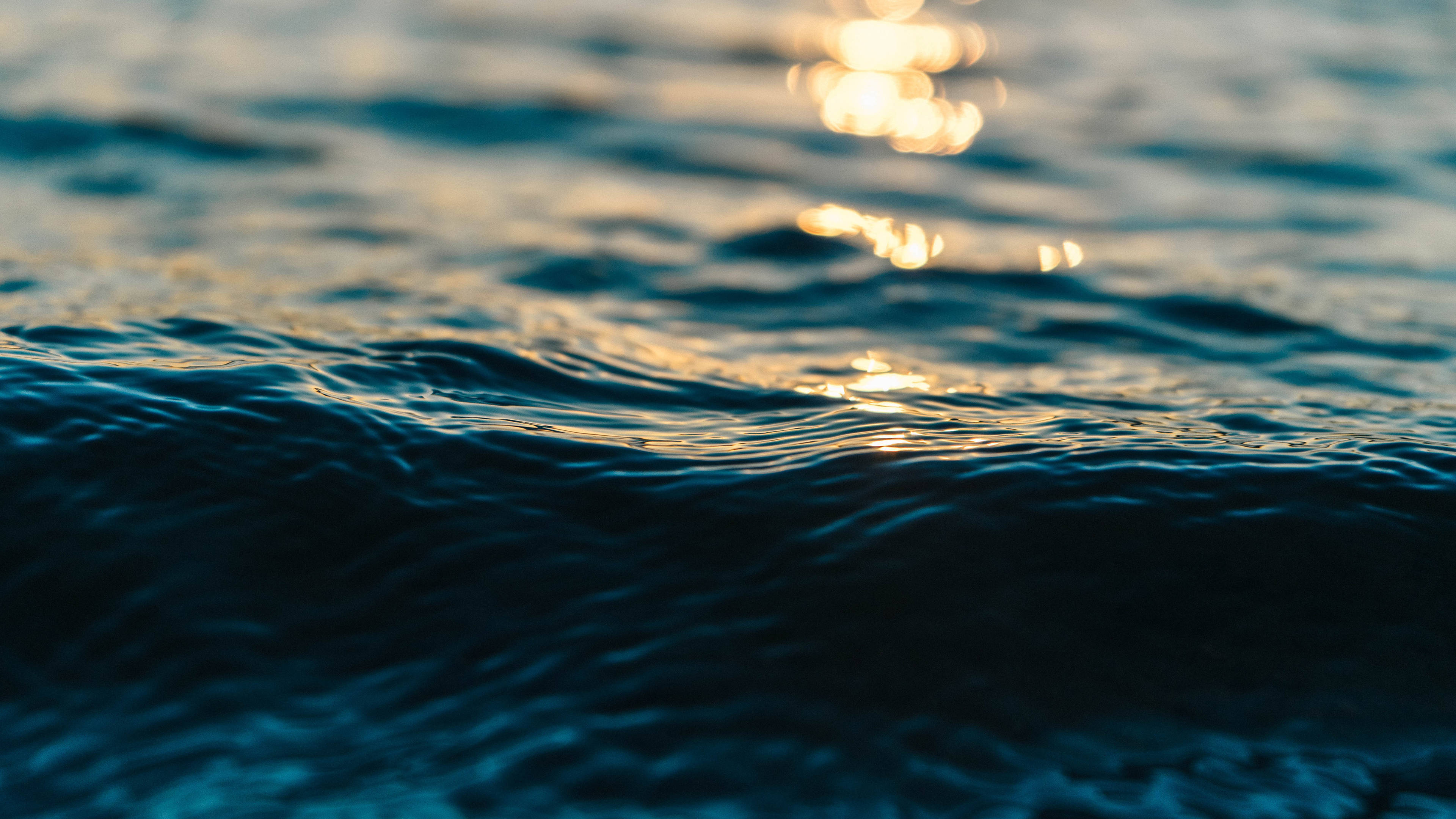 짙은 파란 물 크롬북 배경화면