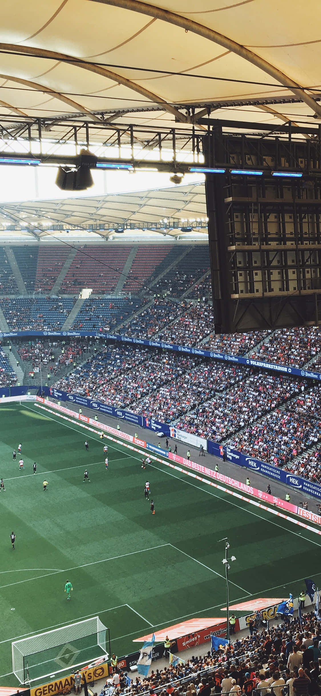 축구 경기장의 전기 같은 분위기를 즐기세요 배경화면