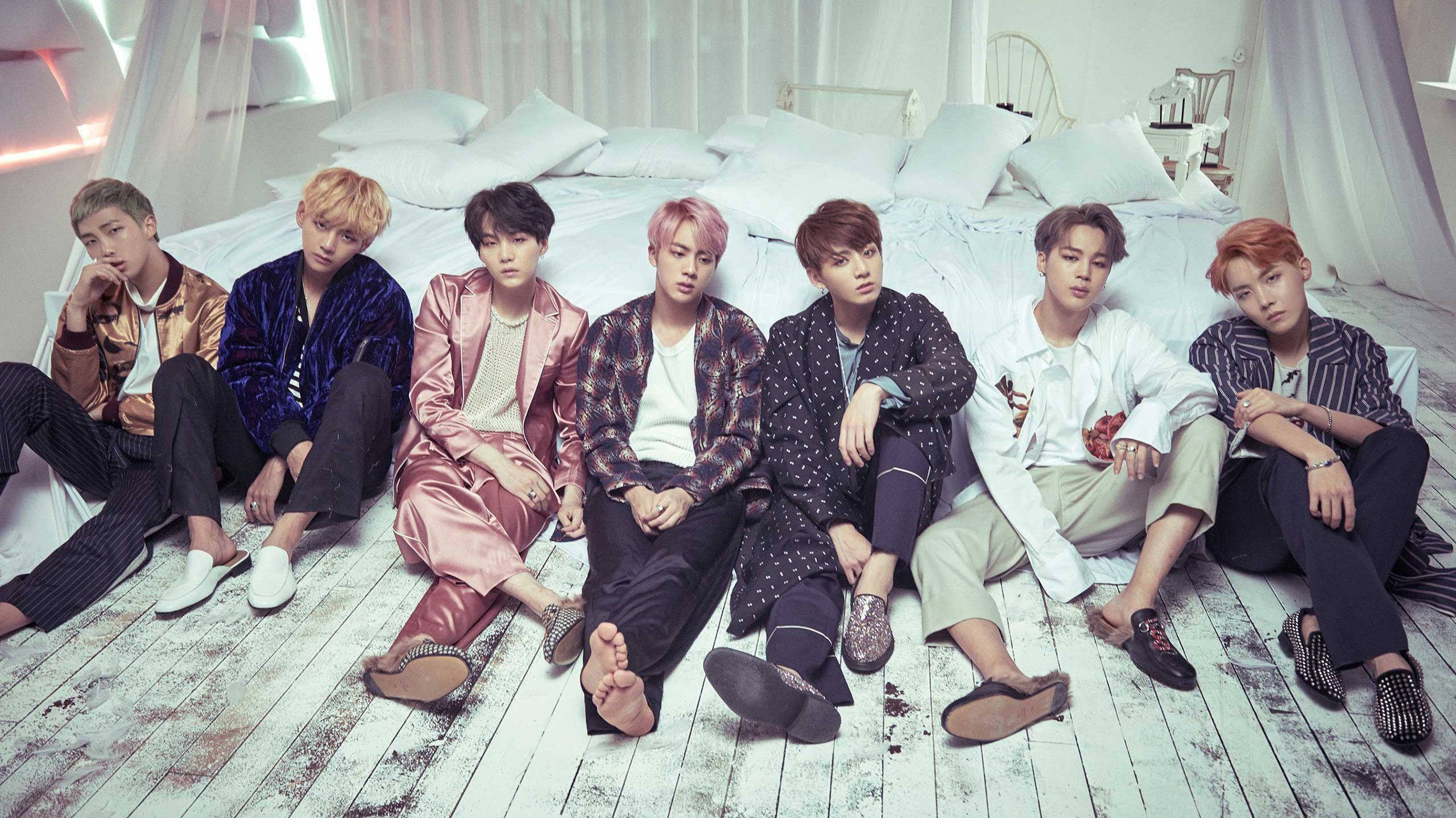 침대 옆 노트북을 사용하는 BTS 멤버들 배경화면