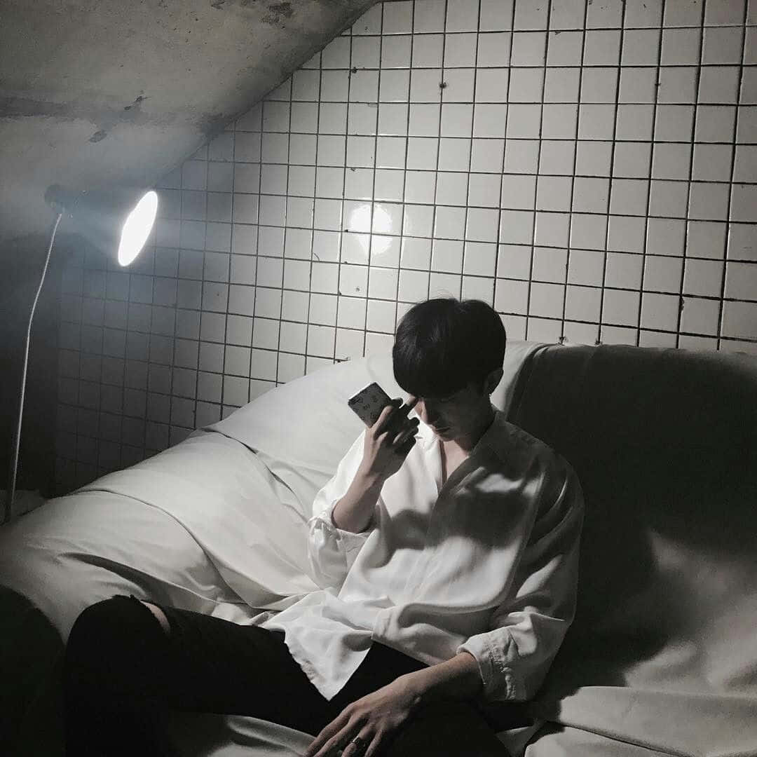 침대에 앉아 있는 남자 배경화면