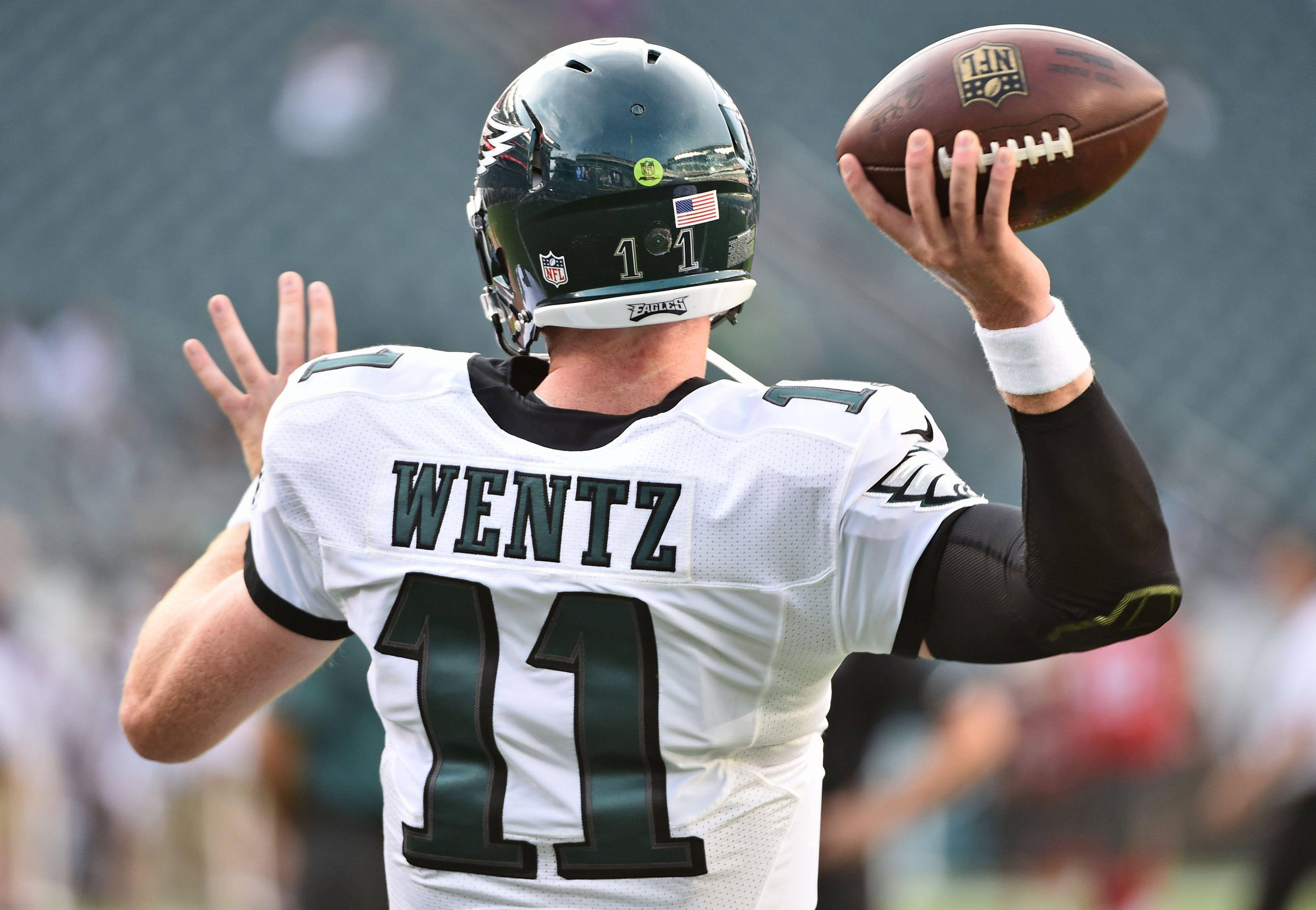 카슨 웬츠 공 던지는 NFL 배경화면