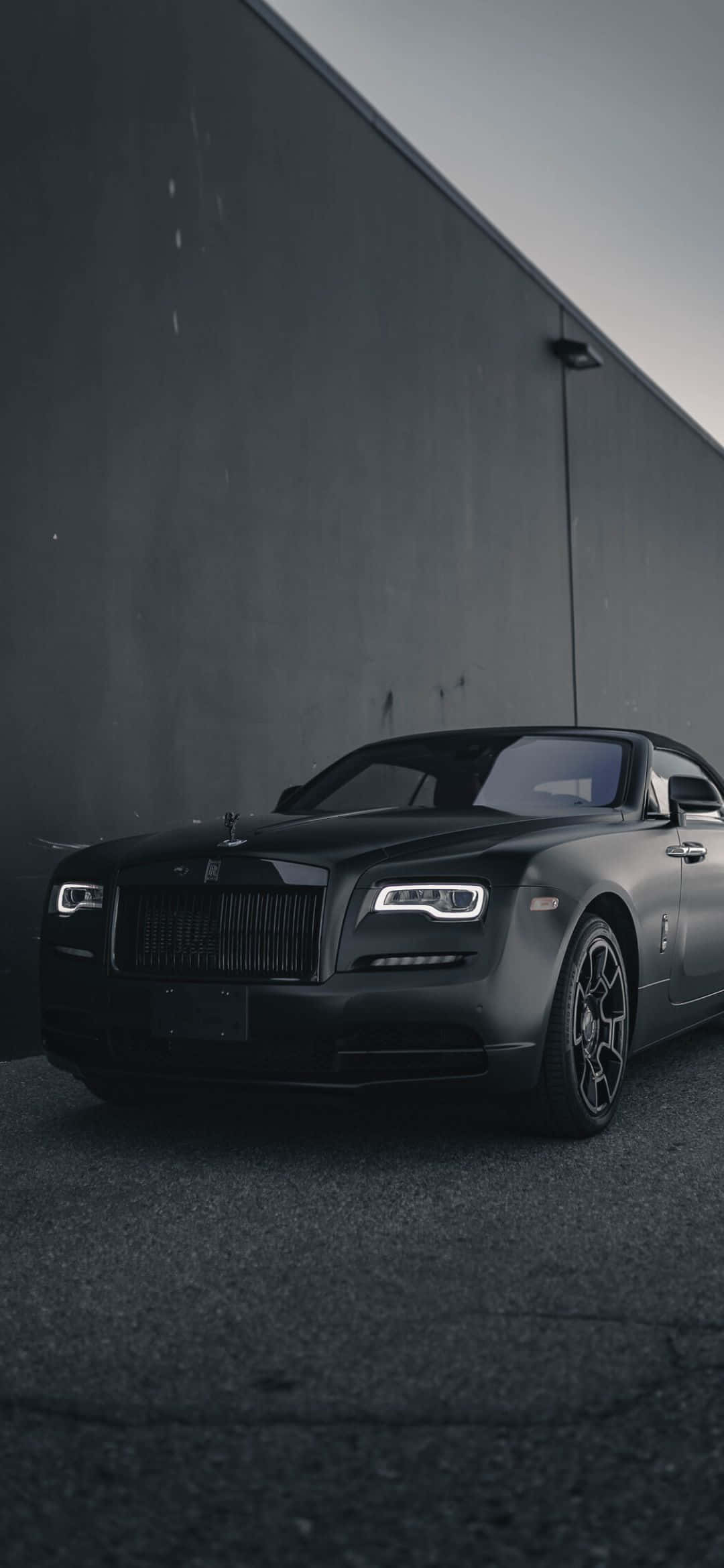 캡션: 우아함의 화신 - Rolls Royce Phantom 배경화면