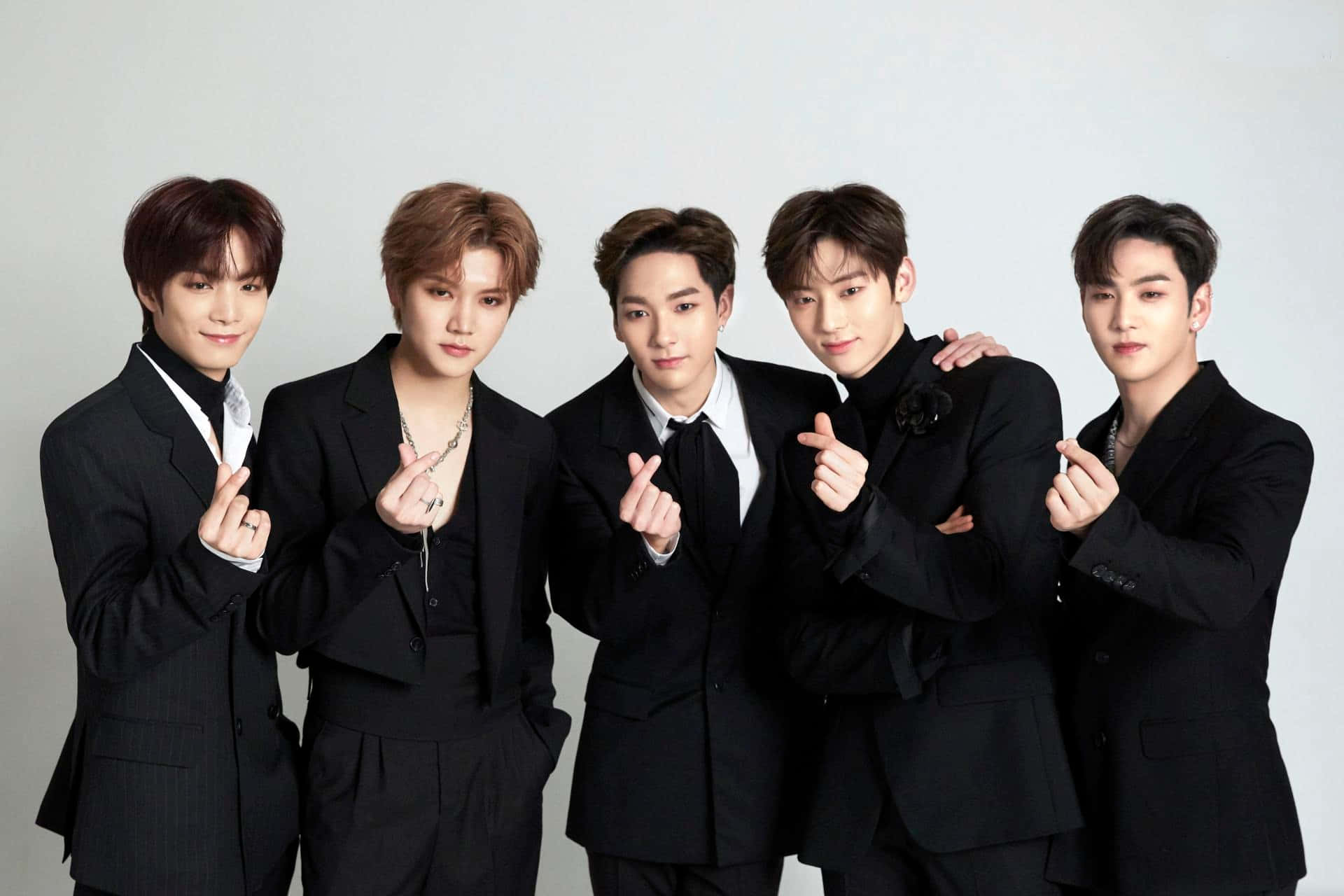 케이팝 보이밴드 뉴이스트 수트 배경화면