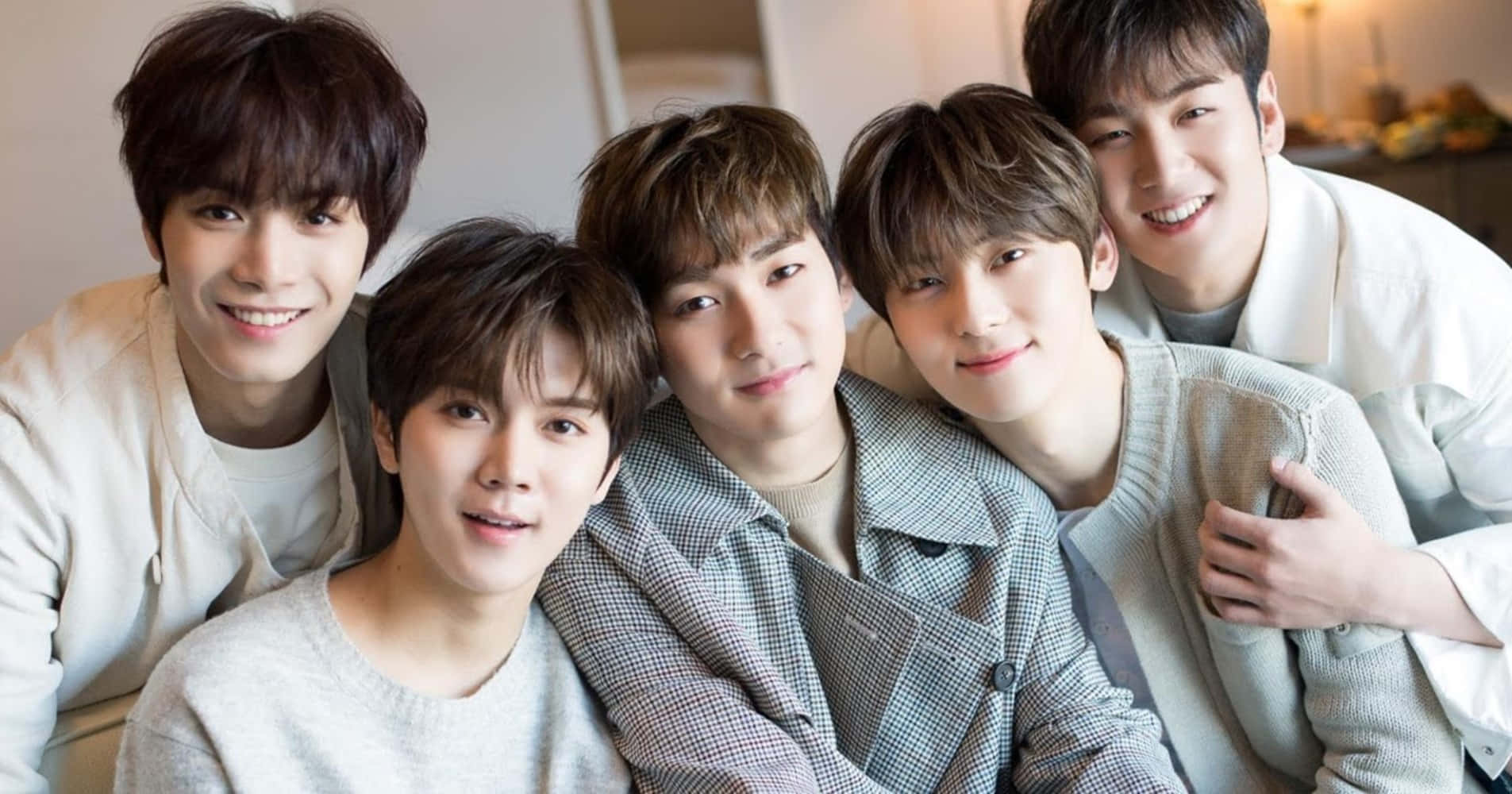 콘서트 중인 NU'EST 음악 밴드 배경화면