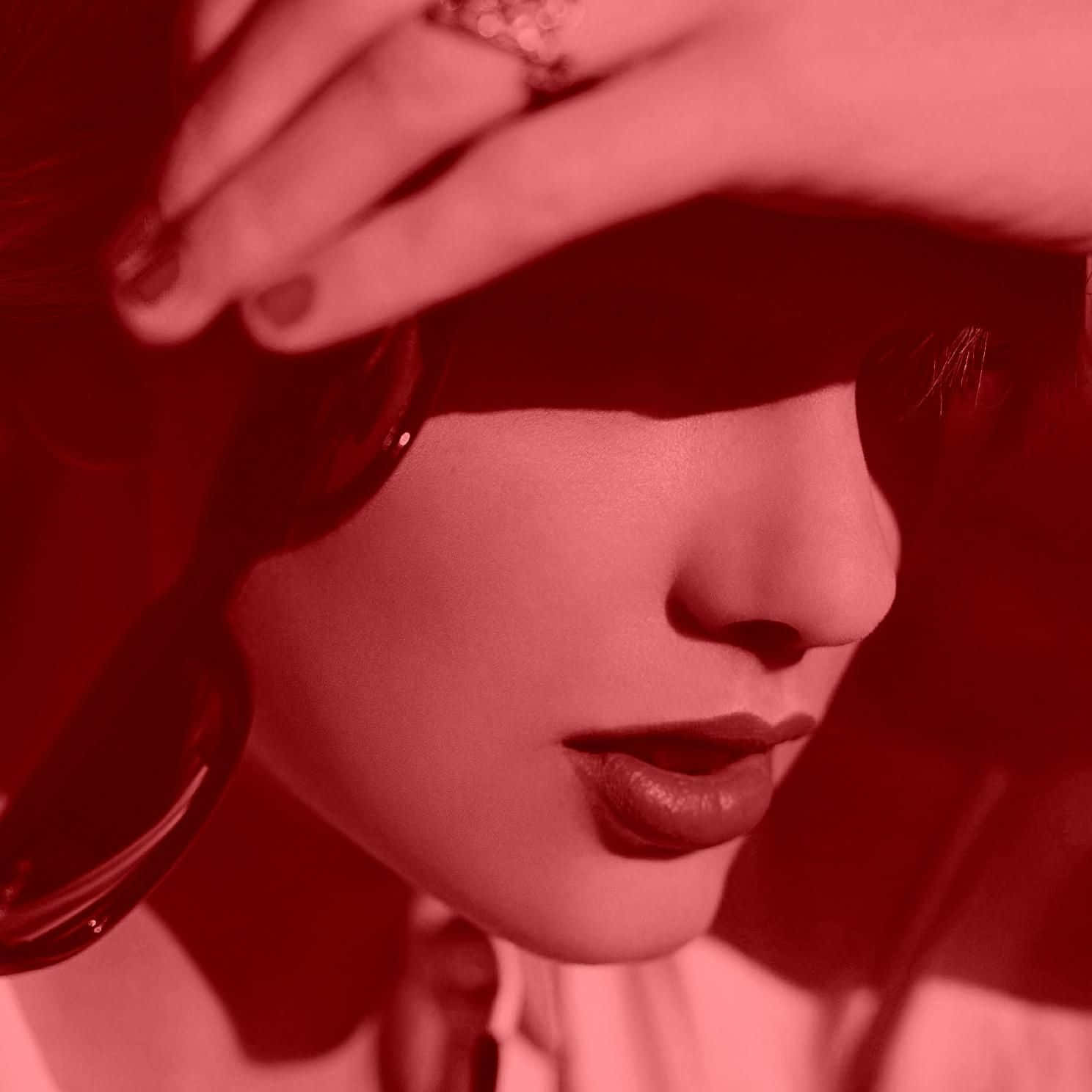 테일러 스위프트가 재녹음 앨범 'Red Taylor’s Version'의 커버 아트를 공개했습니다. 배경화면