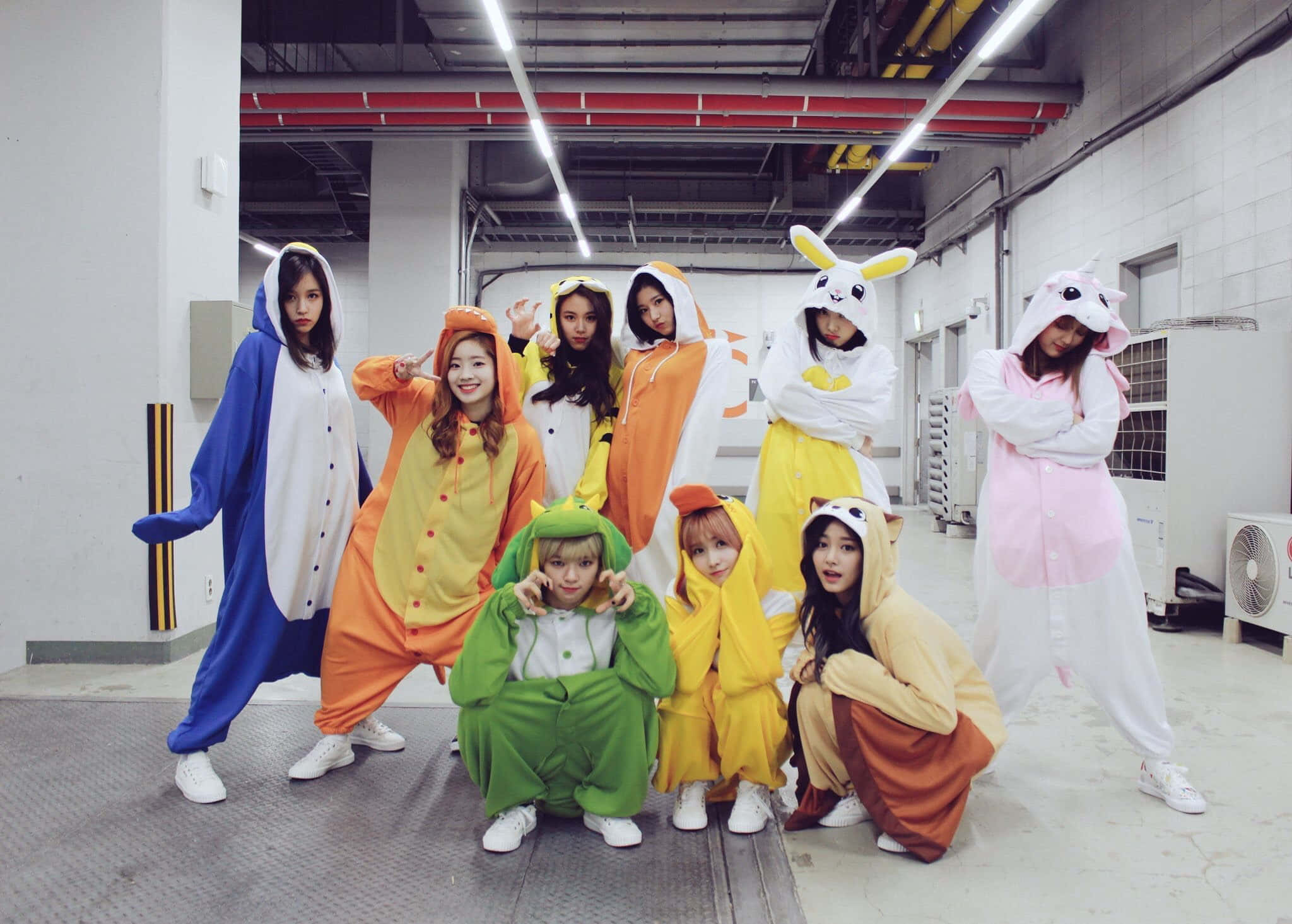 트와이스 그룹 단체 사진 캐주얼 의상 배경화면