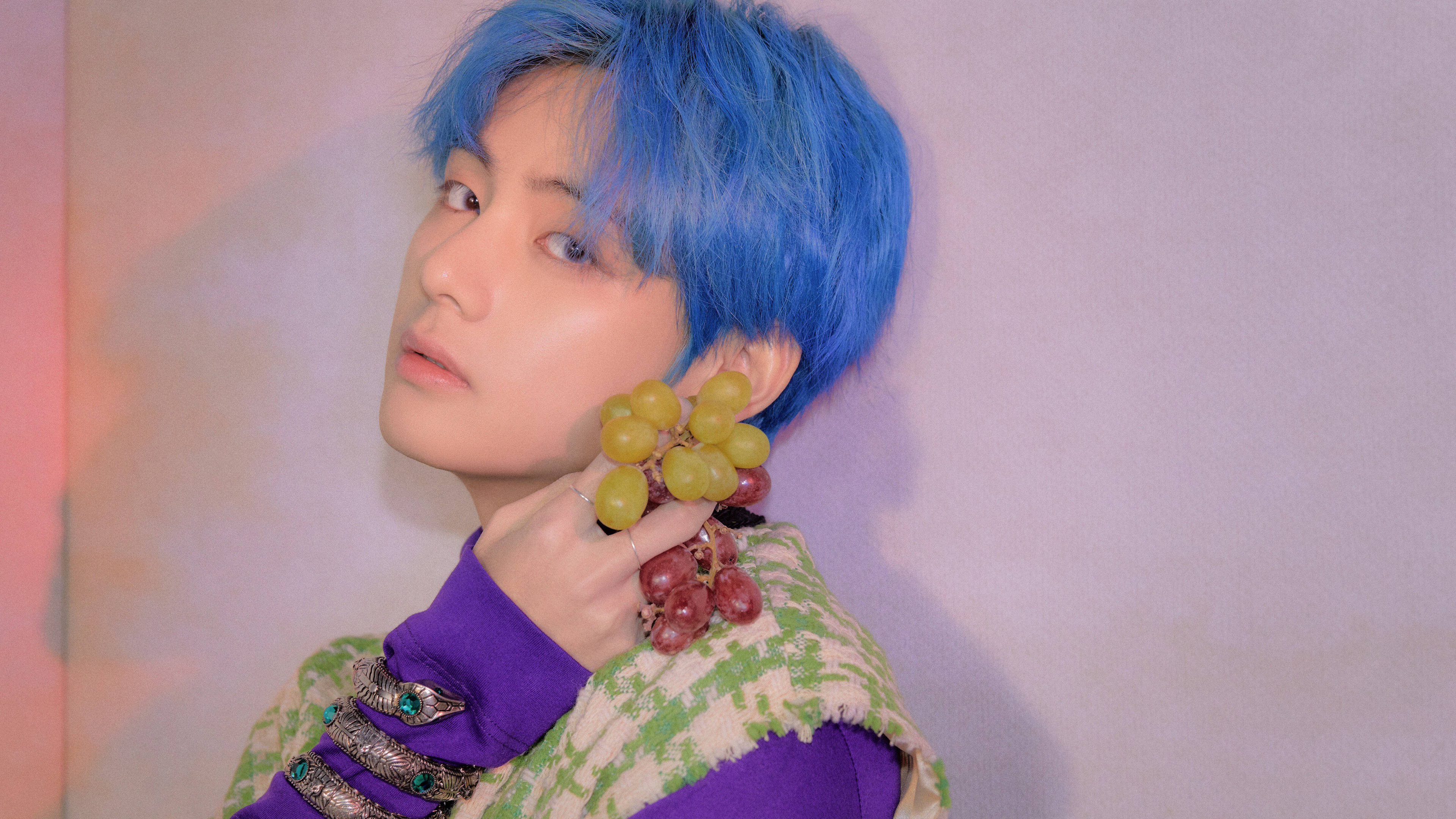 포도 든 BTS 뷔 배경화면