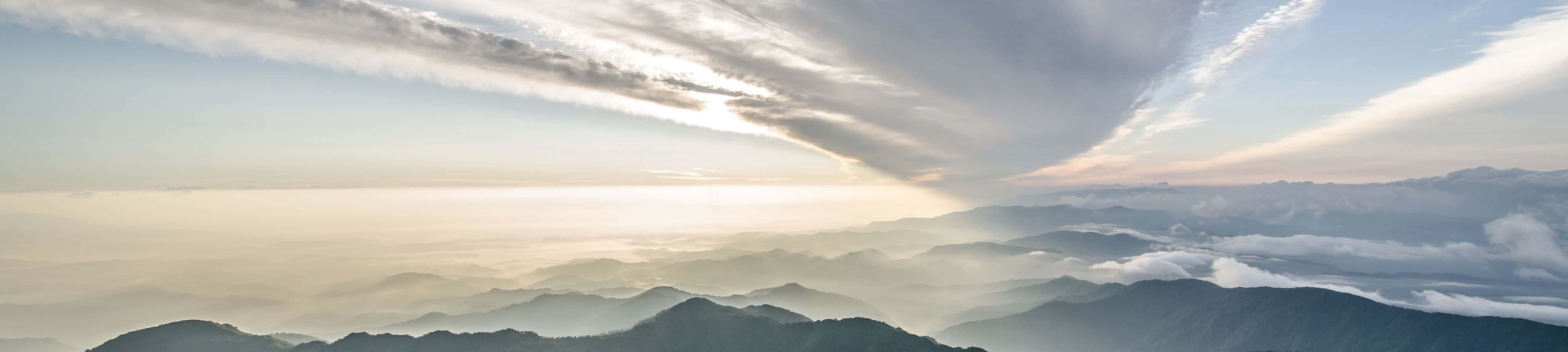 푸른 계곡이 펼쳐진 공중 전망 배경화면