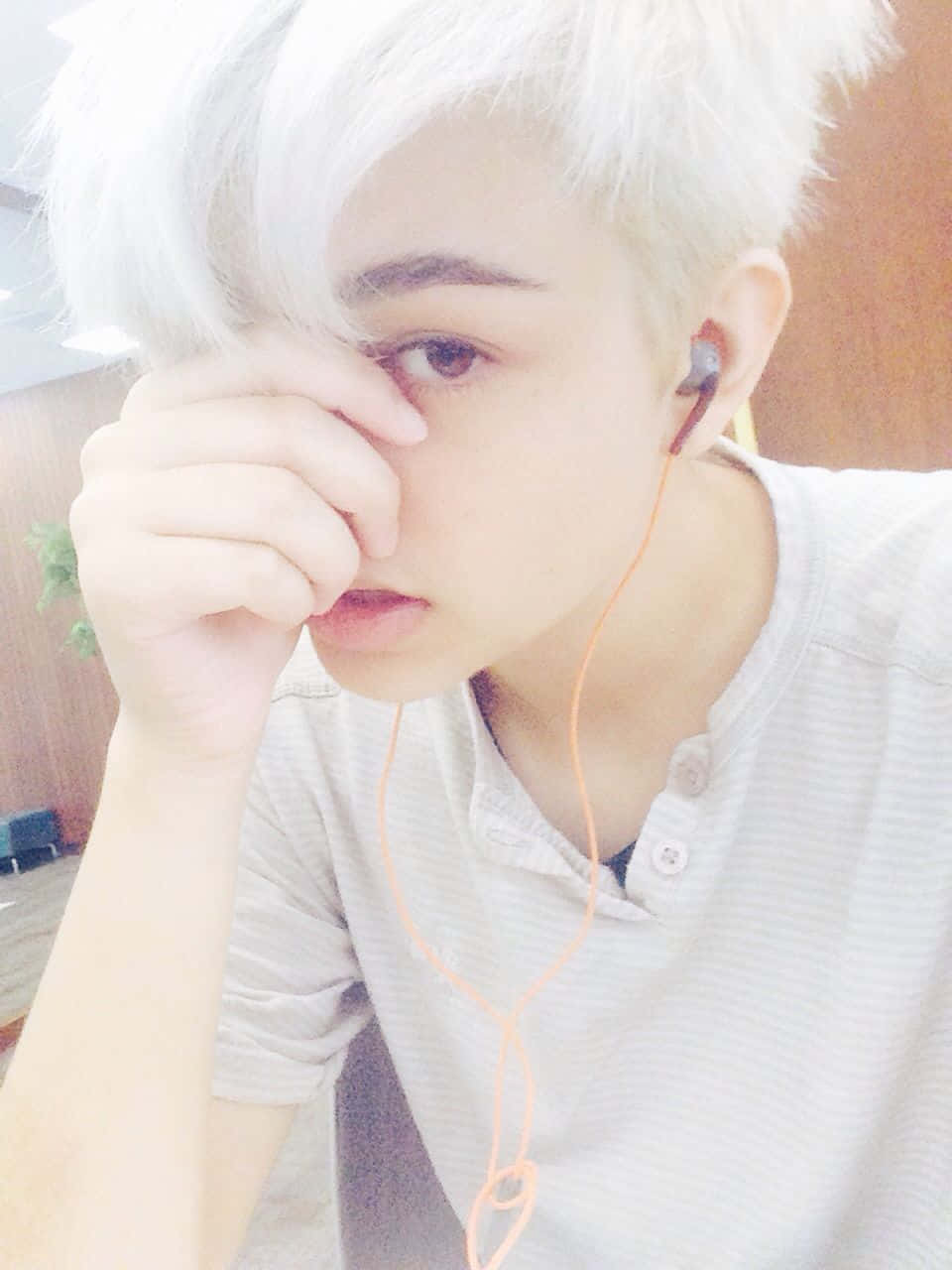 하늘을 바라보는 감성 소년 배경화면