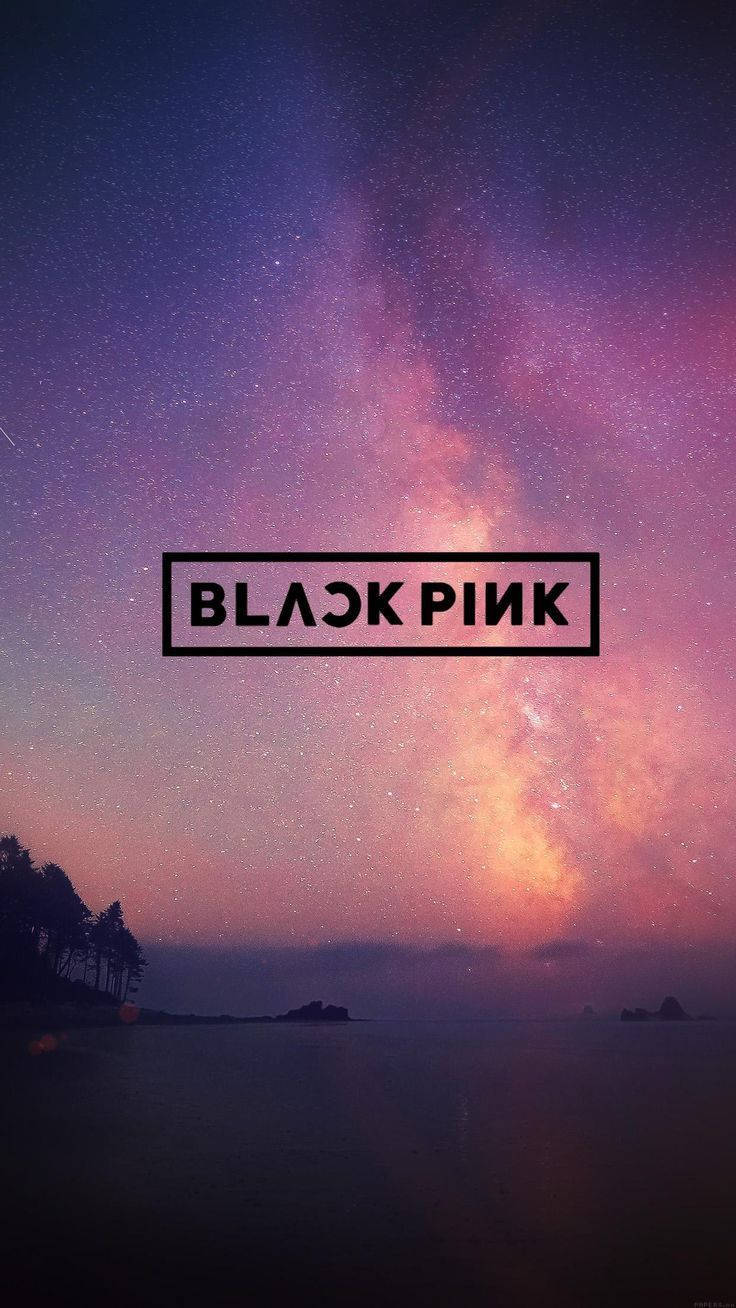 보라색 미적 색조의 호수와 은하수 위에 있는 블랙핑크 로고 배경화면 — 블랙핑크 배경화면