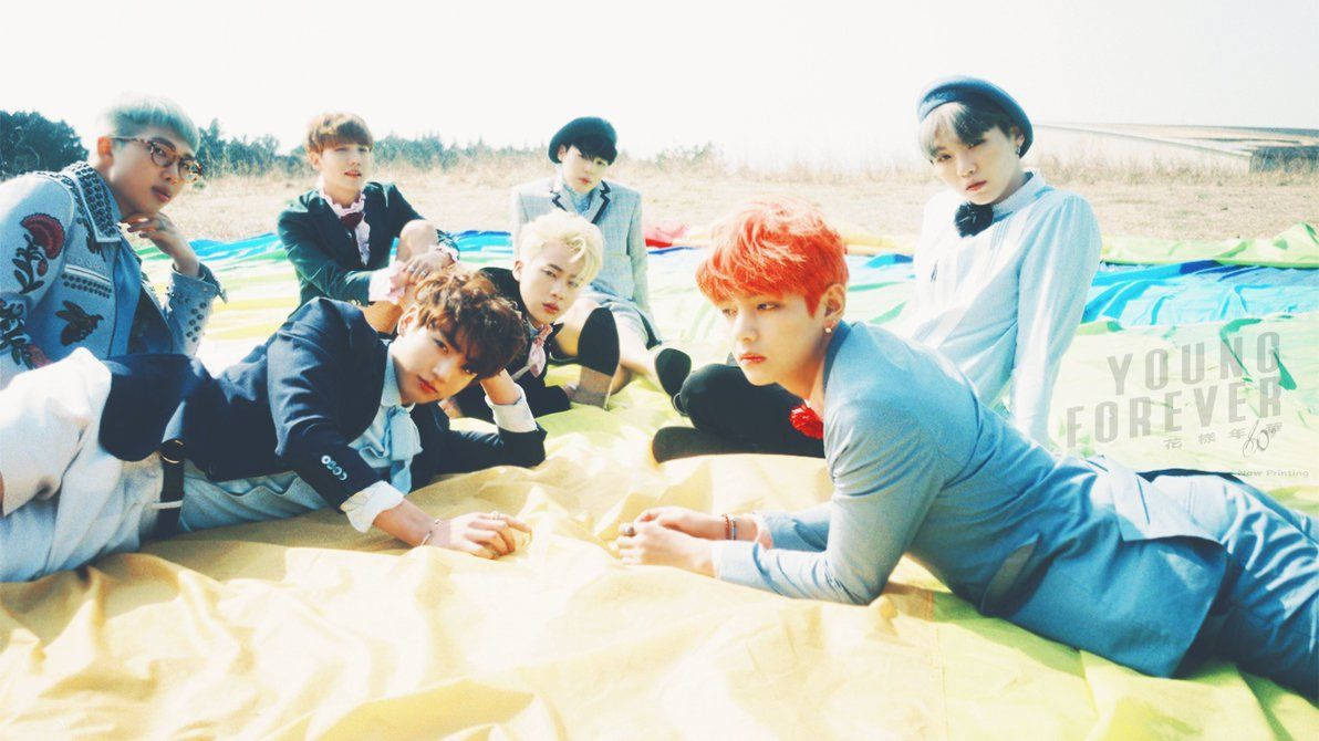 여름 동안 해변 바닥에 누워 있는 BTS 멤버들