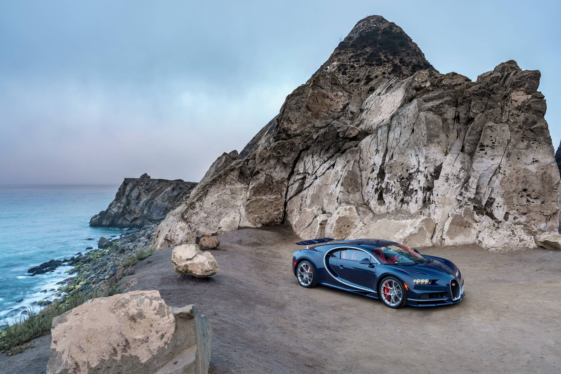 해안가의 부가티 시론 배경화면