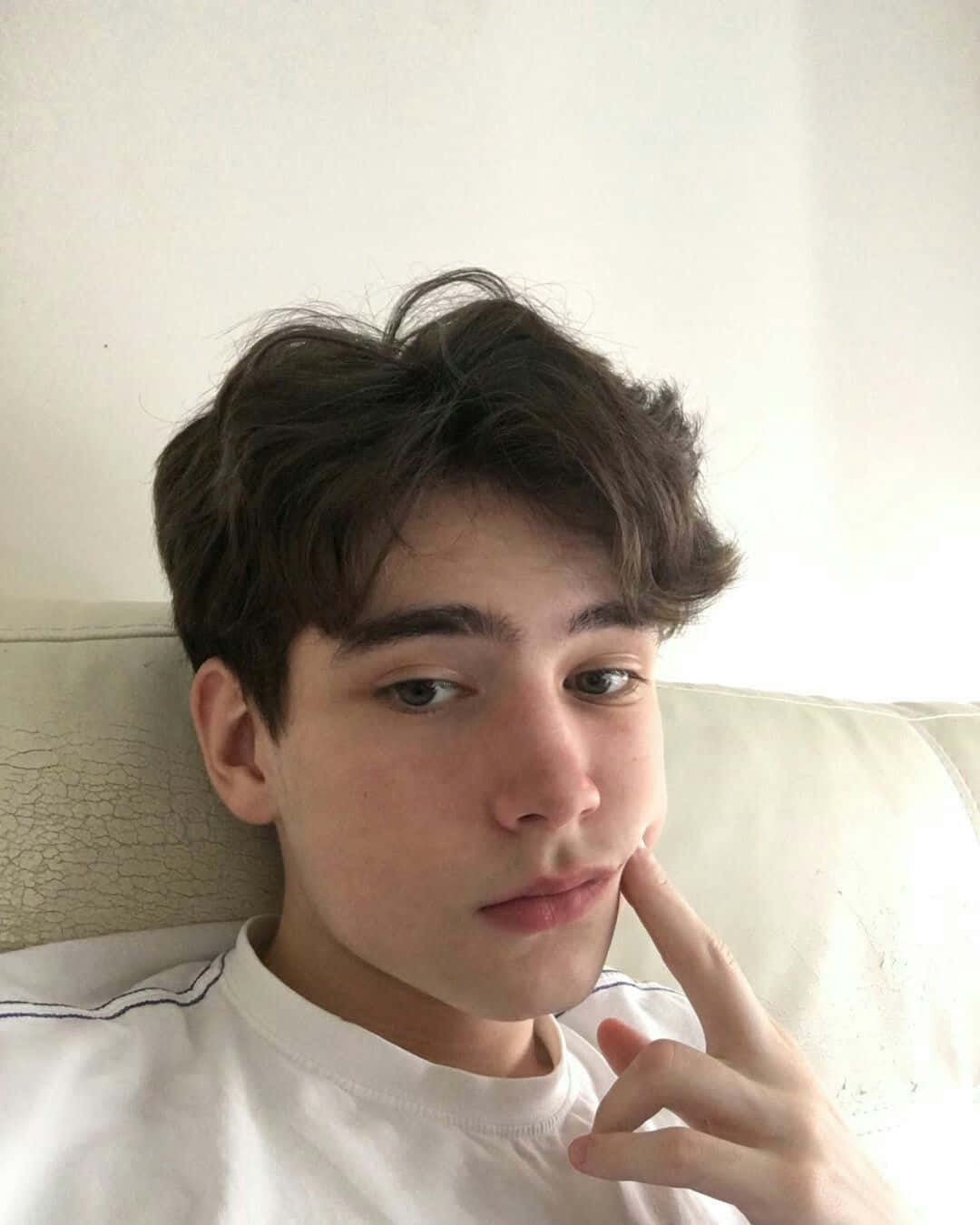 햇살 가득한 초원에서 몽상에 잠긴 감성적인 소년 배경화면