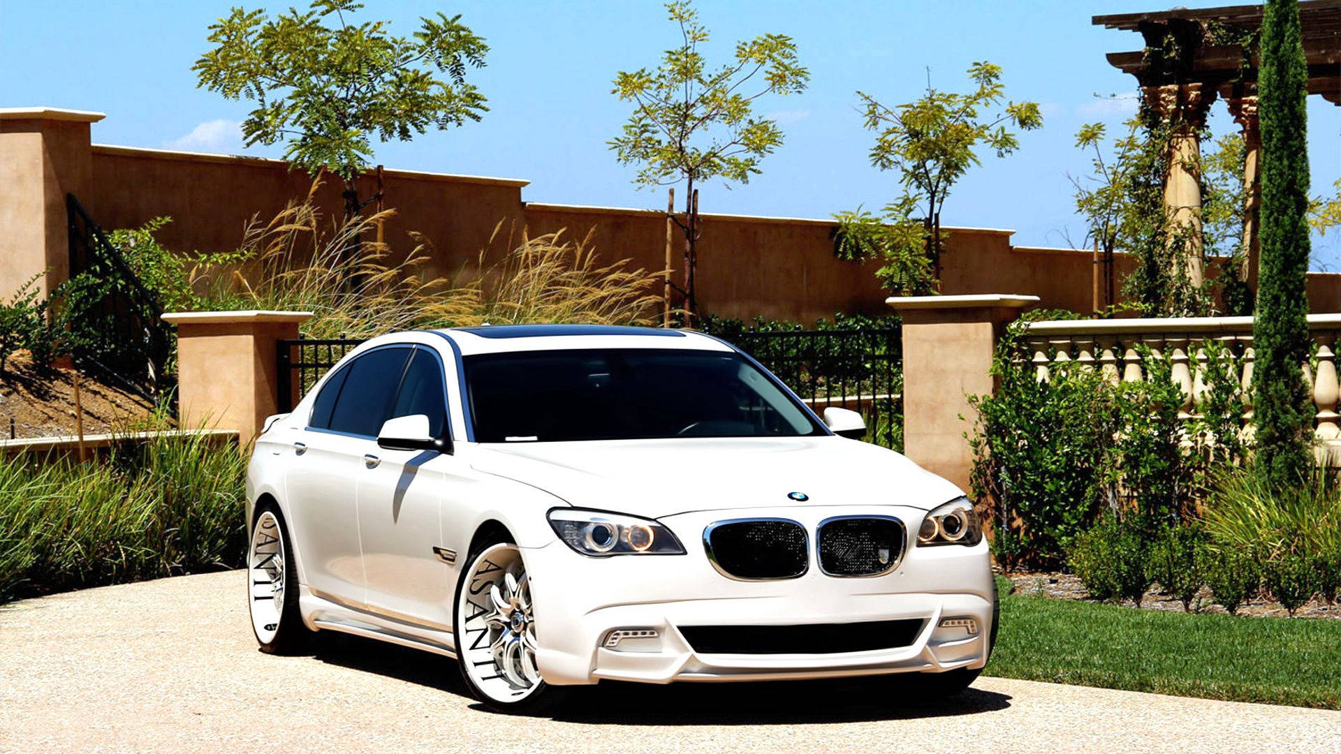 Asanti 튜닝이 적용된 흰색 BMW 7 F01 자동차, 대문 앞 벽지