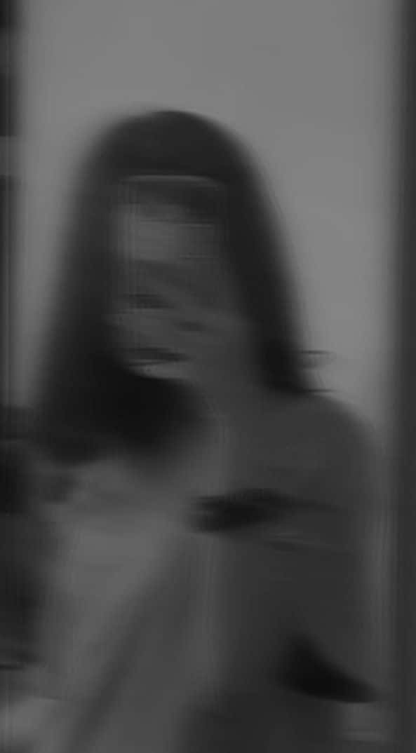 흐릿한 거울 속 여성 셀카 사진 배경화면