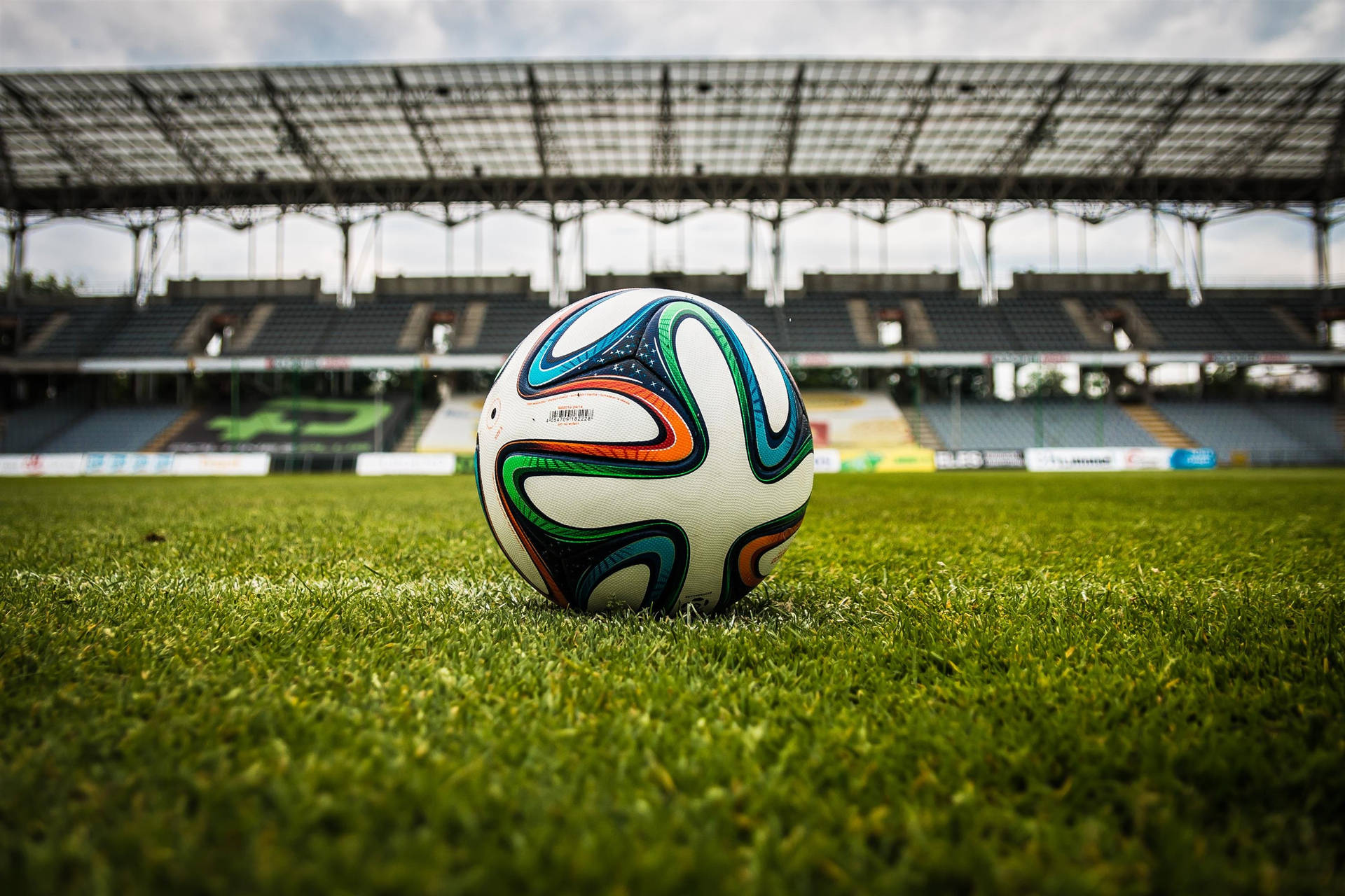 축구 경기장과 잔디 위 축구공 데스크탑 배경화면