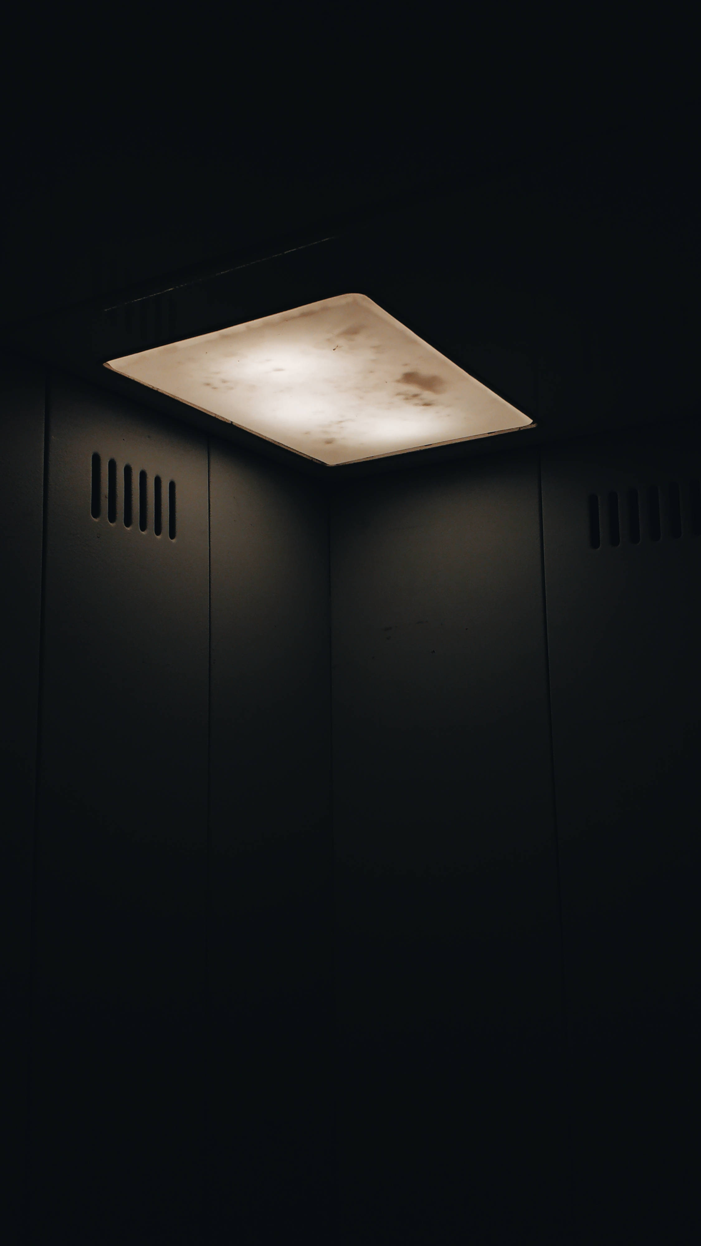 희미한 조명과 함께하는 급행 엘리베이터 배경화면