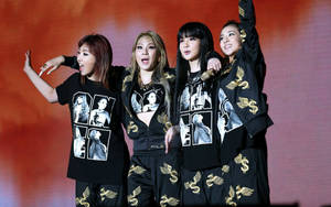 2NE1 월드 투어 바탕화면 — 16:10 배경화면