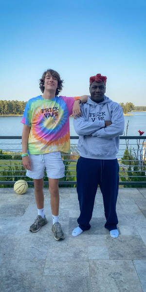 Baylen Levine과 가수 Yachty — 18:9 배경화면