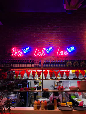 Bite Lick Love 네온 아이폰 — 네온 아이폰 배경화면