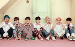 BTS 데스크탑 하트 사인 문 앞 — Bts 데스크탑 배경화면