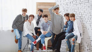 BTS 데스크탑 멤버들 벽돌 벽 근처 — Bts 데스크탑 배경화면