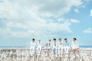 BTS 데스크탑 하늘 아래 돌담에 앉아 — Bts 데스크탑 배경화면