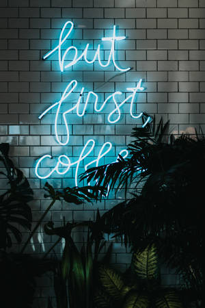 "But First Coffee" 네온 블루 아이폰 — 샤오미 패드 8 프로 배경화면