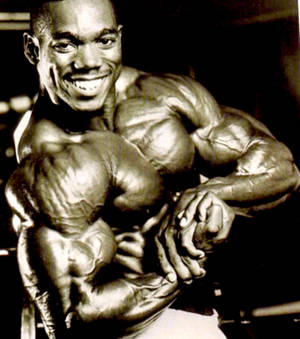 Flex Wheeler 사이드 체스트 포즈 월페이퍼 — 테크노 팬텀 V 폴드2 배경화면