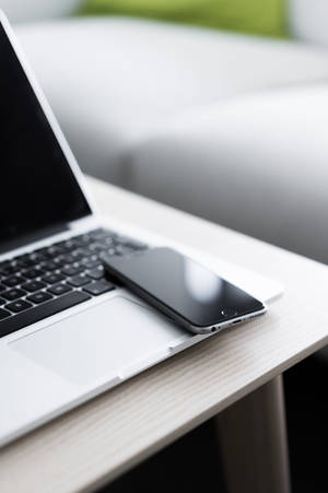 iPhone 책상 위 MacBook — 샤오미 패드 8 배경화면