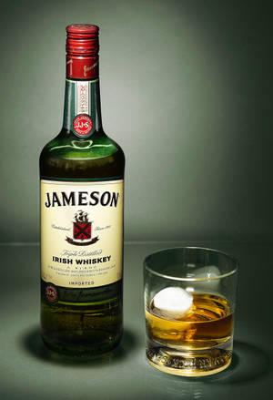 Jameson 위스키 병과 잔 — 샤오미 패드 7 울트라 배경화면