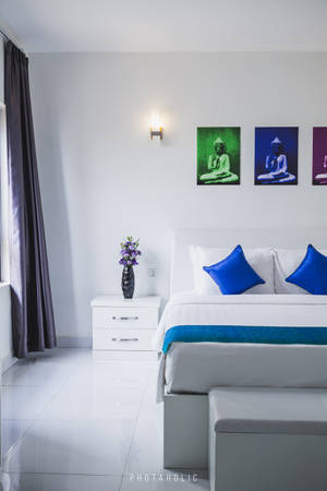 Serene White Bedroom with Blue Accent Pillows — 샤오미 패드 9 프로 배경화면