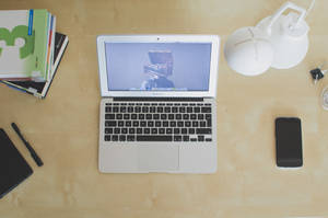 켜진 MacBook Air의 클로즈업 사진 — 맥북 에어 배경화면
