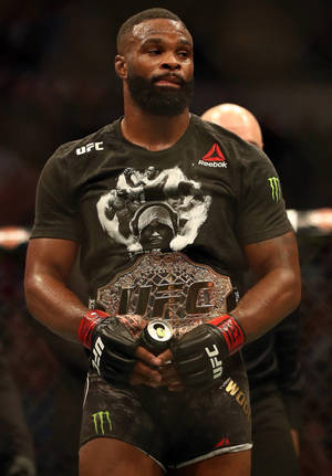 타이론 우들리와 UFC 벨트 배경화면 — 밤 배경화면